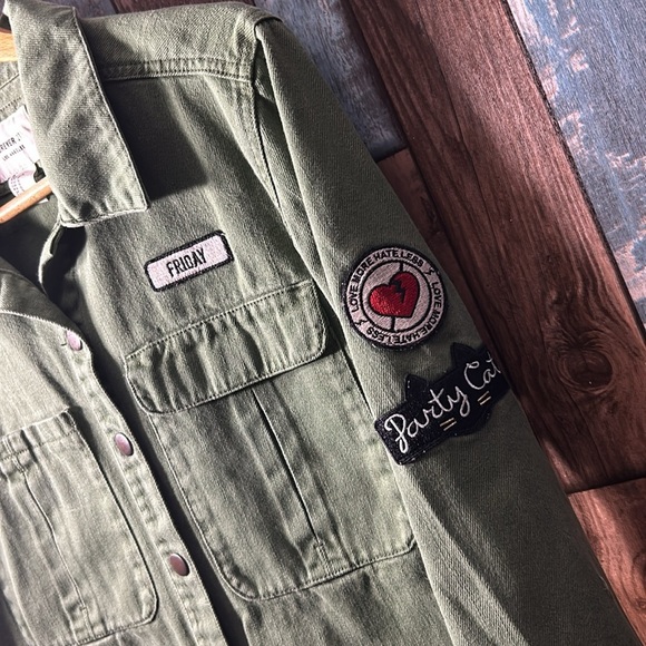 Worn in forever 21 small army jacket with patches - Picture 5 of 10